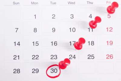 Calendário com marcações representando tabela de carga horária mensal e semanal